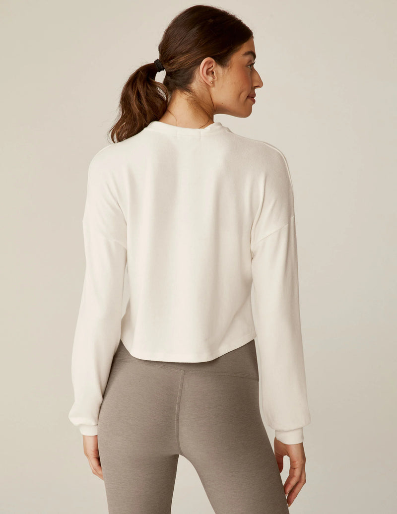 Turn Inward Front Twist Cropped Pullover in Fresh Snow